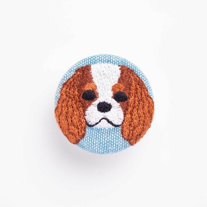 刺繍くるみブローチ(青)キャバリア