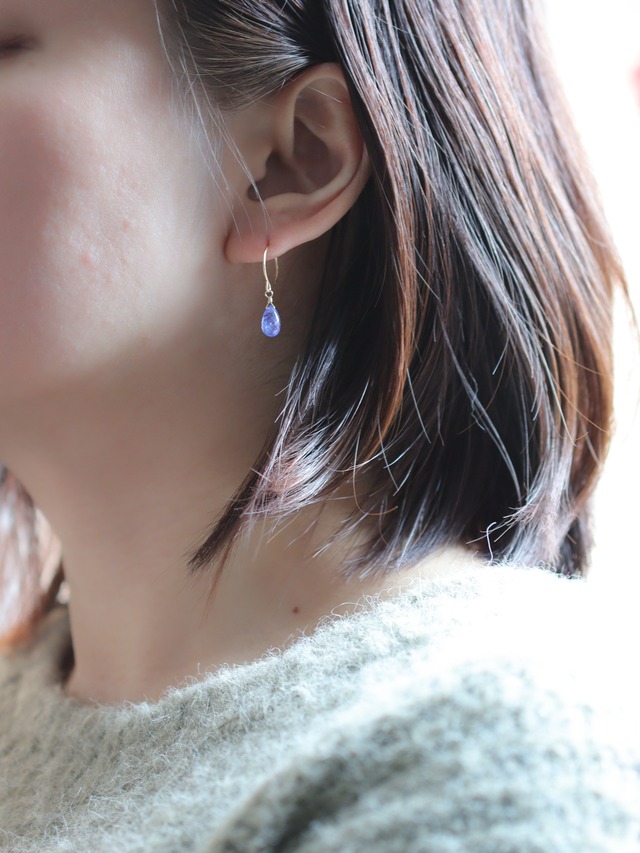 14kgf / 澄み渡るブルー / タンザナイトのシンプルピアス / 12月誕生石 / ギフト・プレゼント