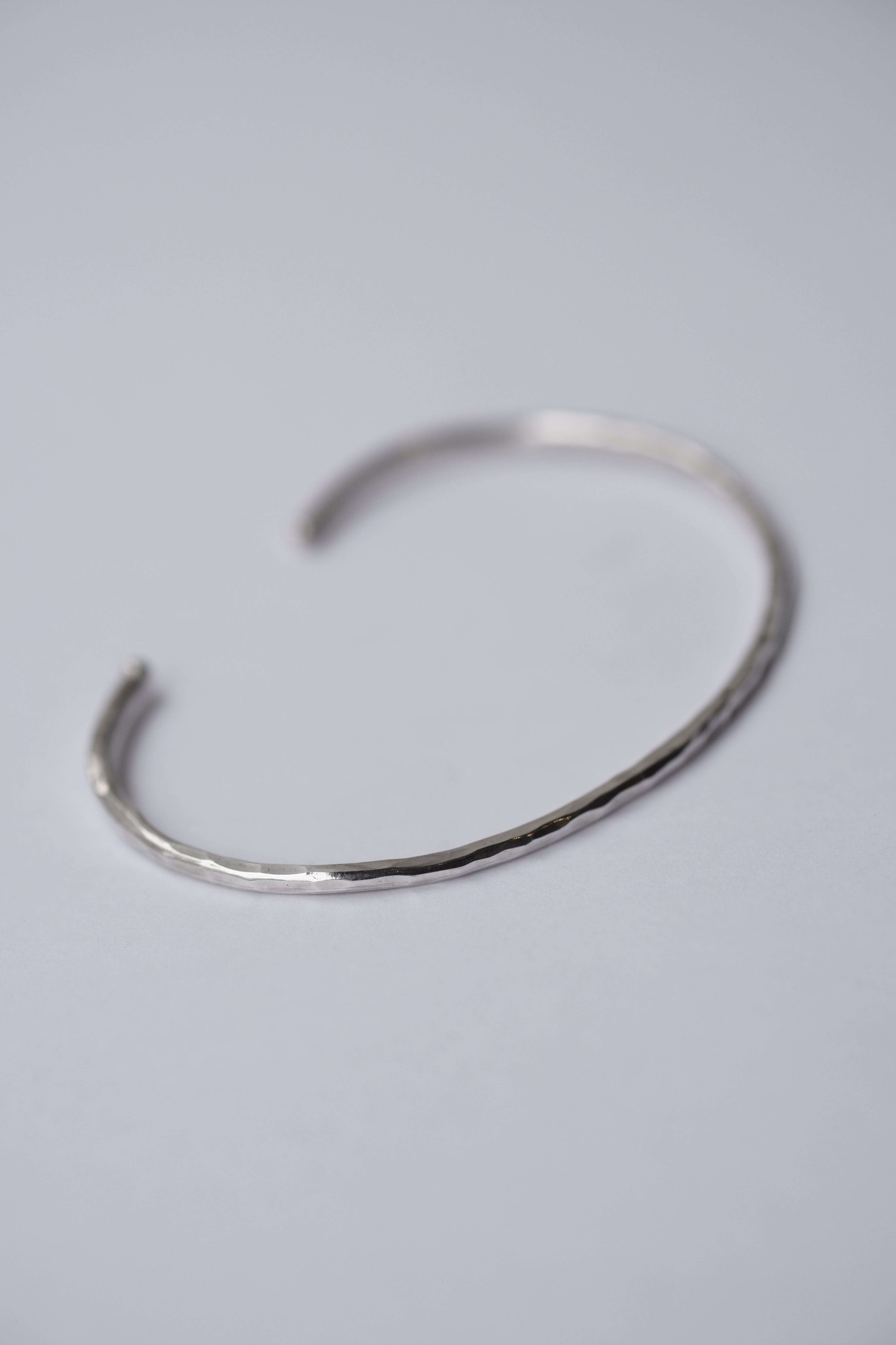 細目槌目バングル/純銀製細め2mm・地金バングル