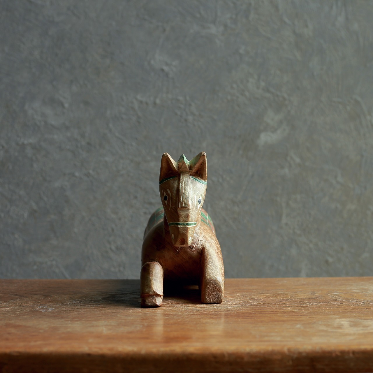 ちょっと一休みする、鮮やかな色味の馬 1｜木彫り 馬 ヴィンテージ置物