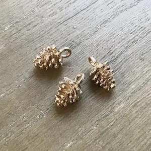 チャーム 松ぼっくり ライトゴールド チャーム 松ぼっくり ライトゴールド