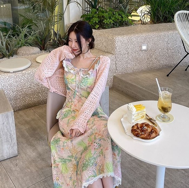 ワンピース ラウンドネック 半袖 ロング丈 フリル 花柄 胸元リボンマルチカラー 春 夏 上品 エレガント大人可愛い おしゃれ かわいい 個性的 メンズライク カジュアル シンプル 10代 20代 30代