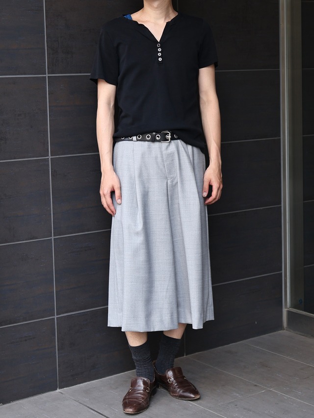 【+(plūs）】1-tuck wool wide shorts grey