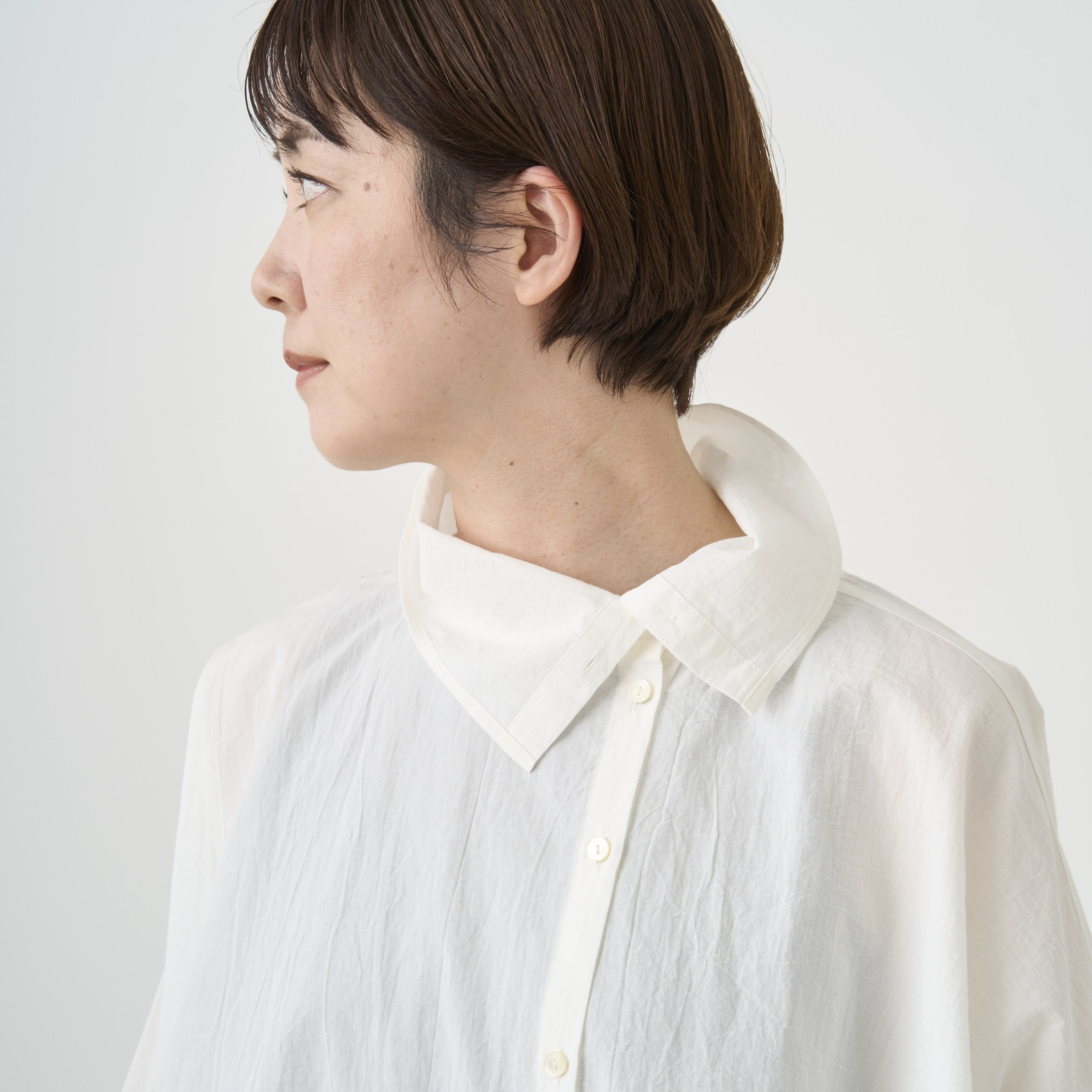 サムウェアクロージング グレージュベースのドット柄半袖シャツ somewearclothing