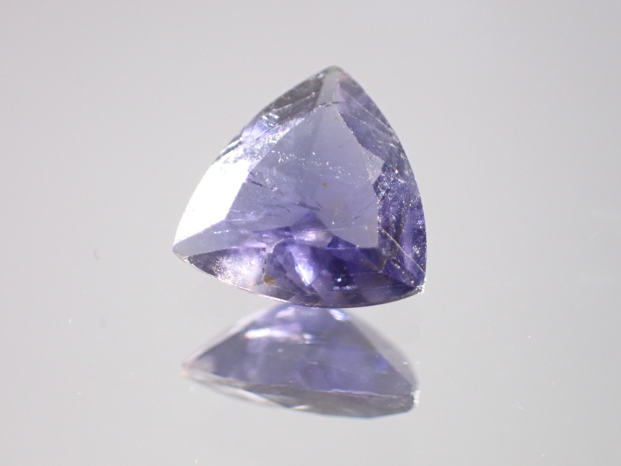 アイオライト　0.88ct　[B3‐113]