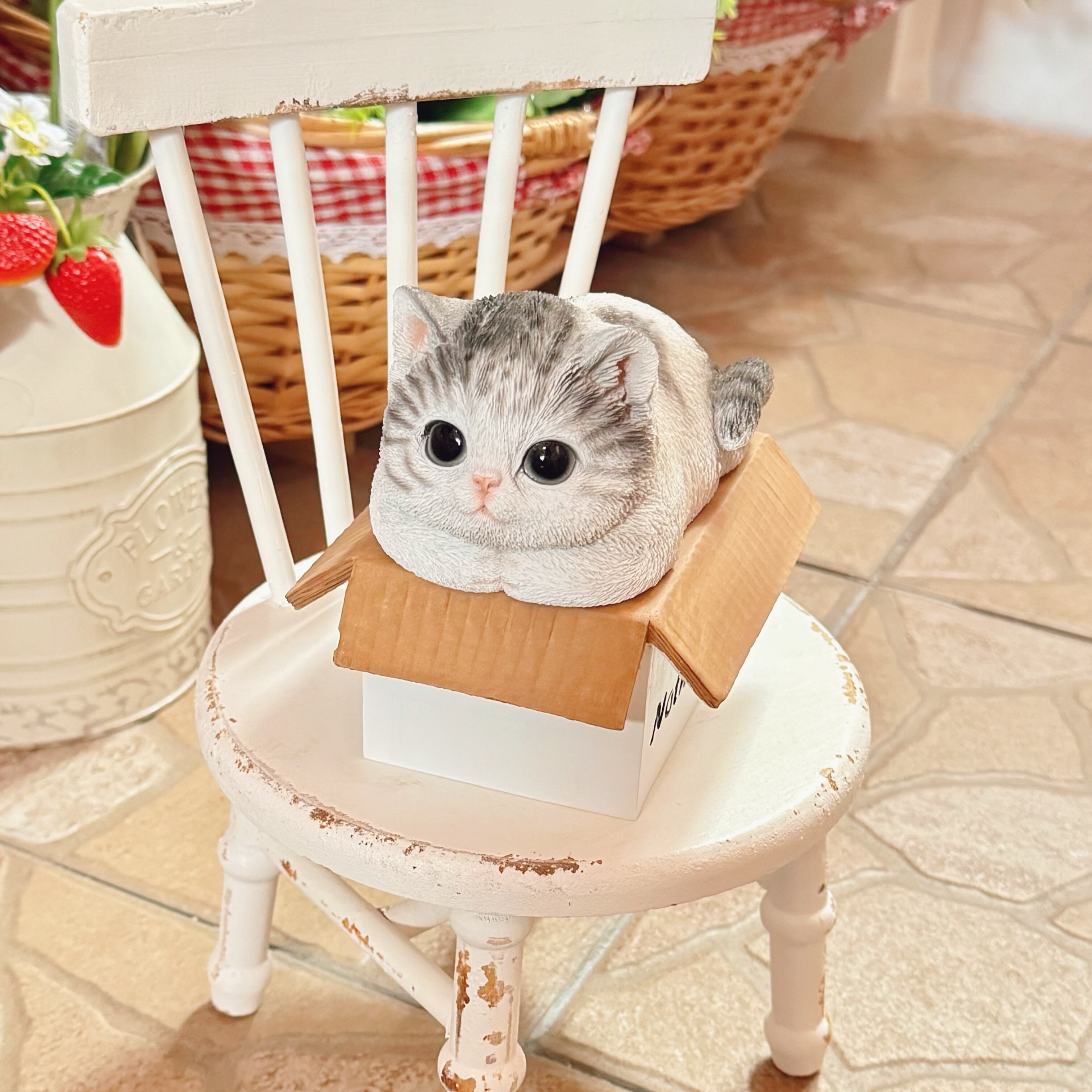 ダンボール箱に座る猫 サバ白 香箱座り 置物 オブジェ | pear cat 村の
