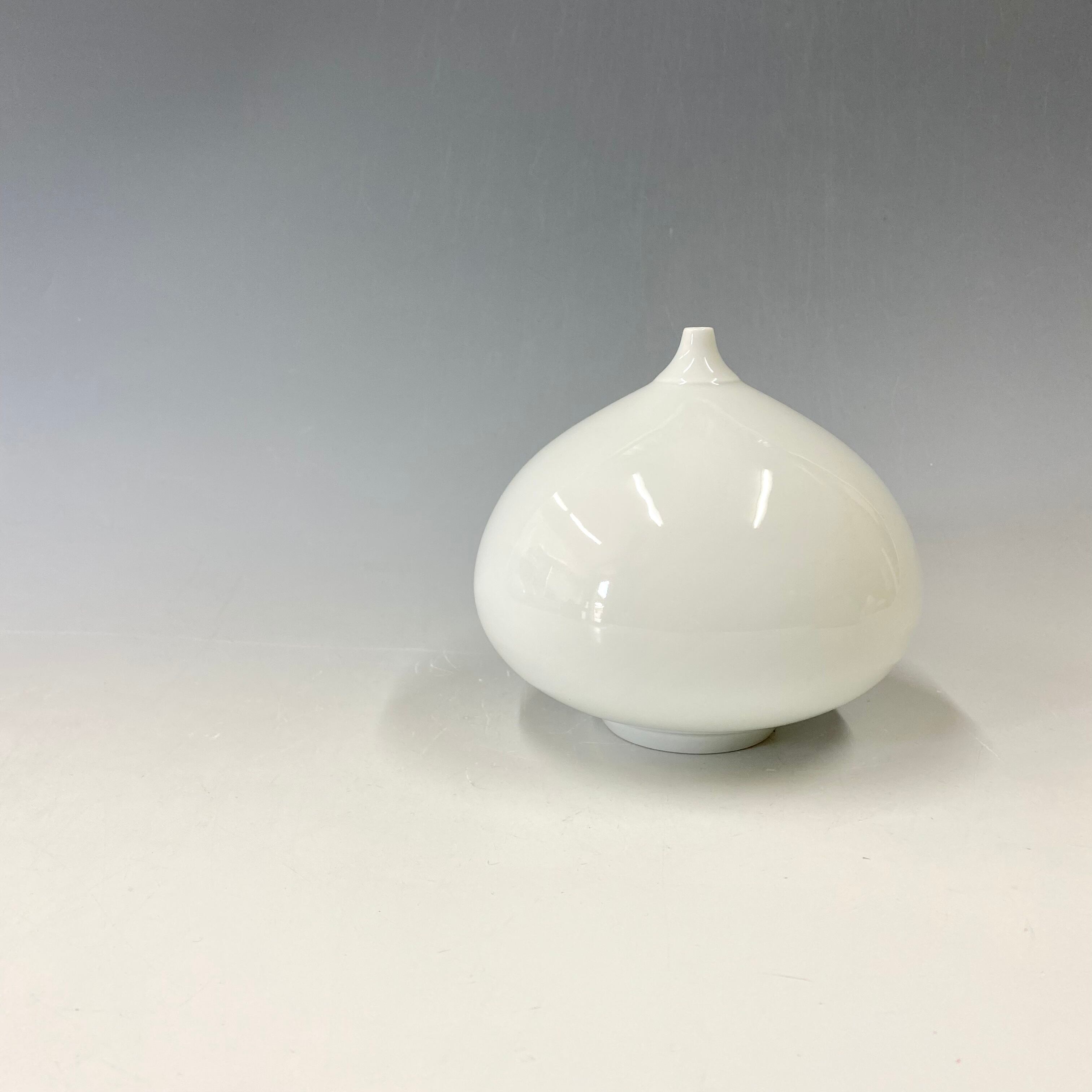 l*p様 中仙窯　白磁千段壺　中尾恭純作　共箱　高さ約22cm 028361e1655a3f2a410c76648058bf