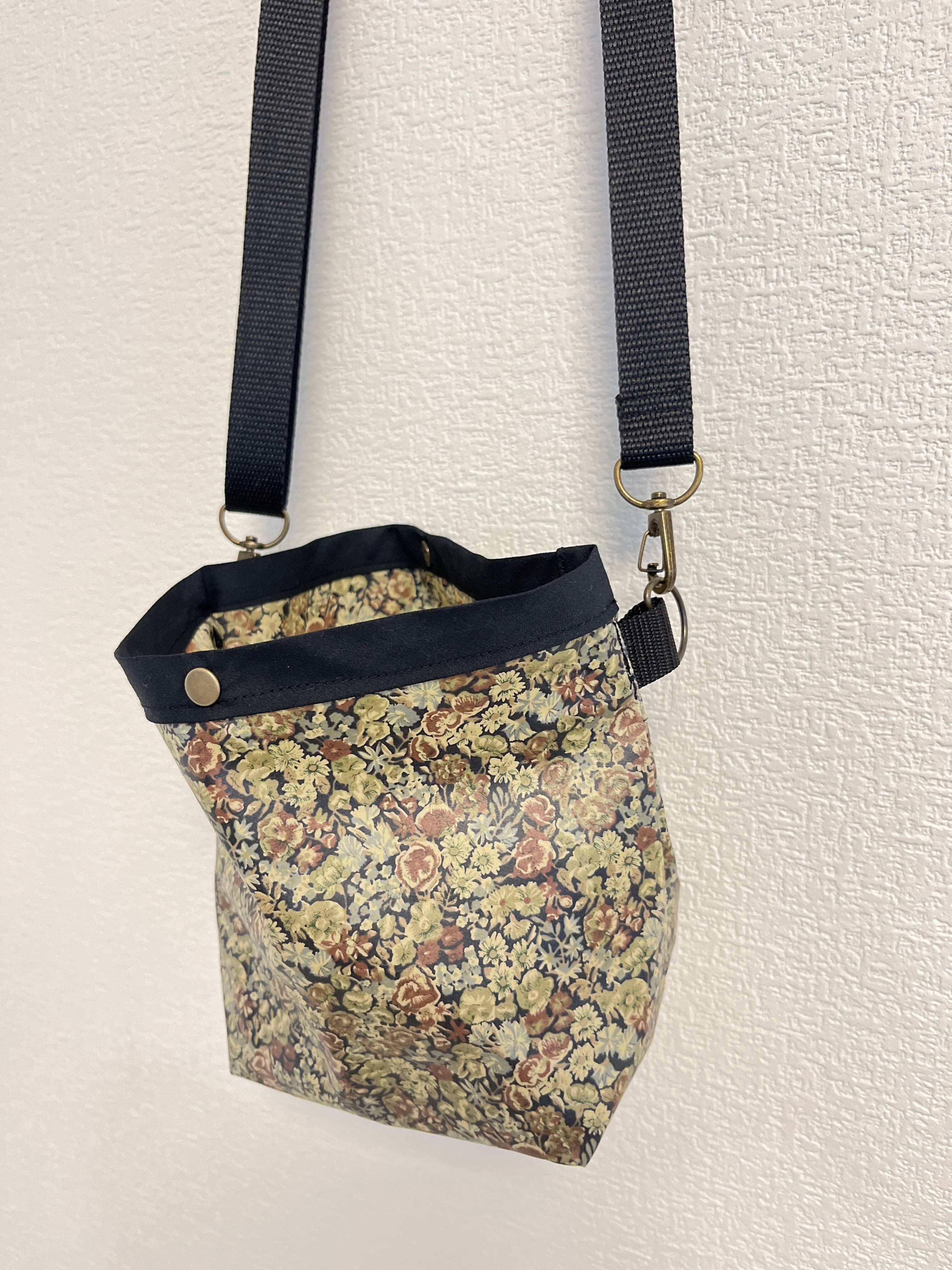 リバティ ショルダーバック 肩掛け斜めがけ紐調節可能