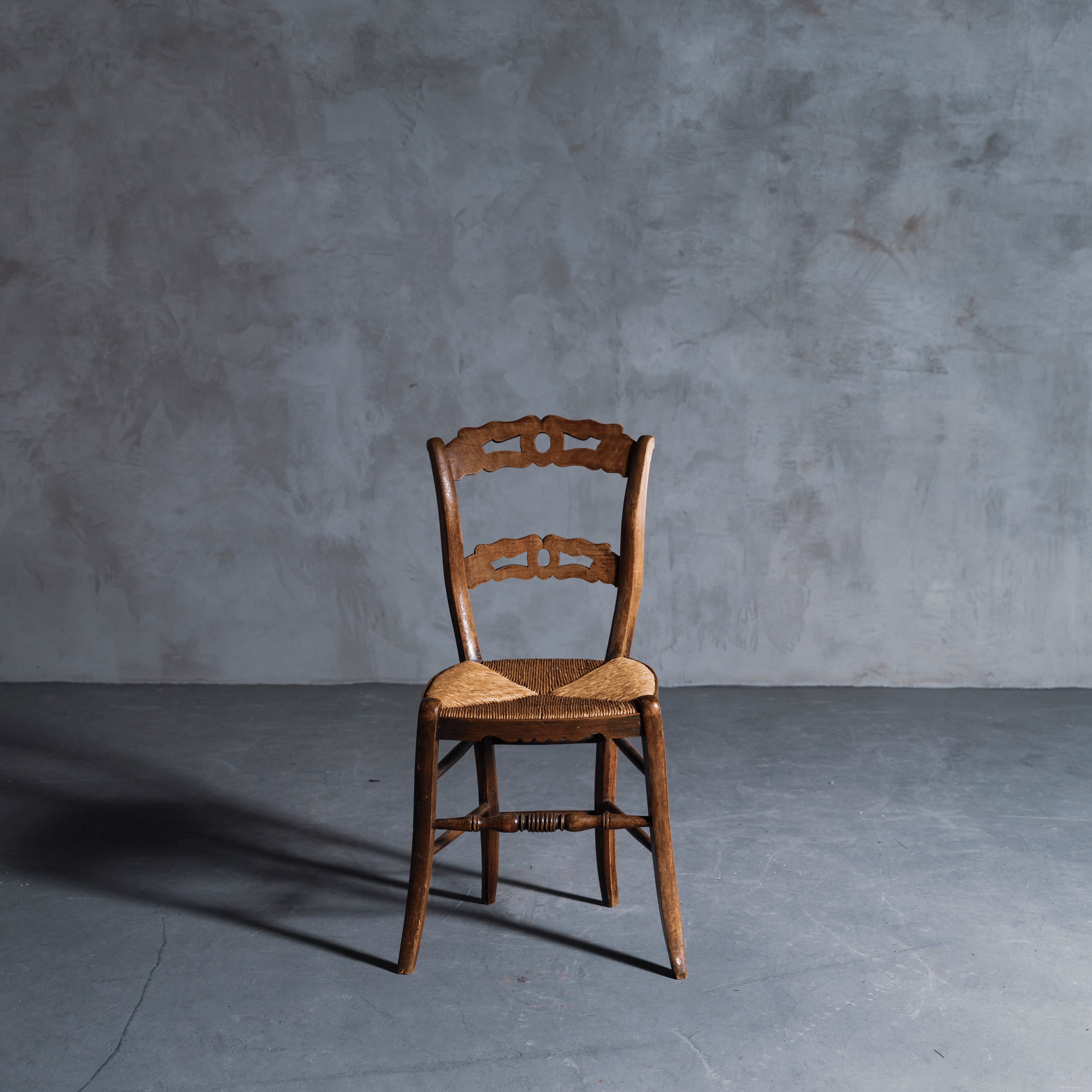 チェア/アンティークチェアー/ラッシュシート/オーク/ウッド/ウッドチェアー/透かし/ディスプレイ/空間装飾