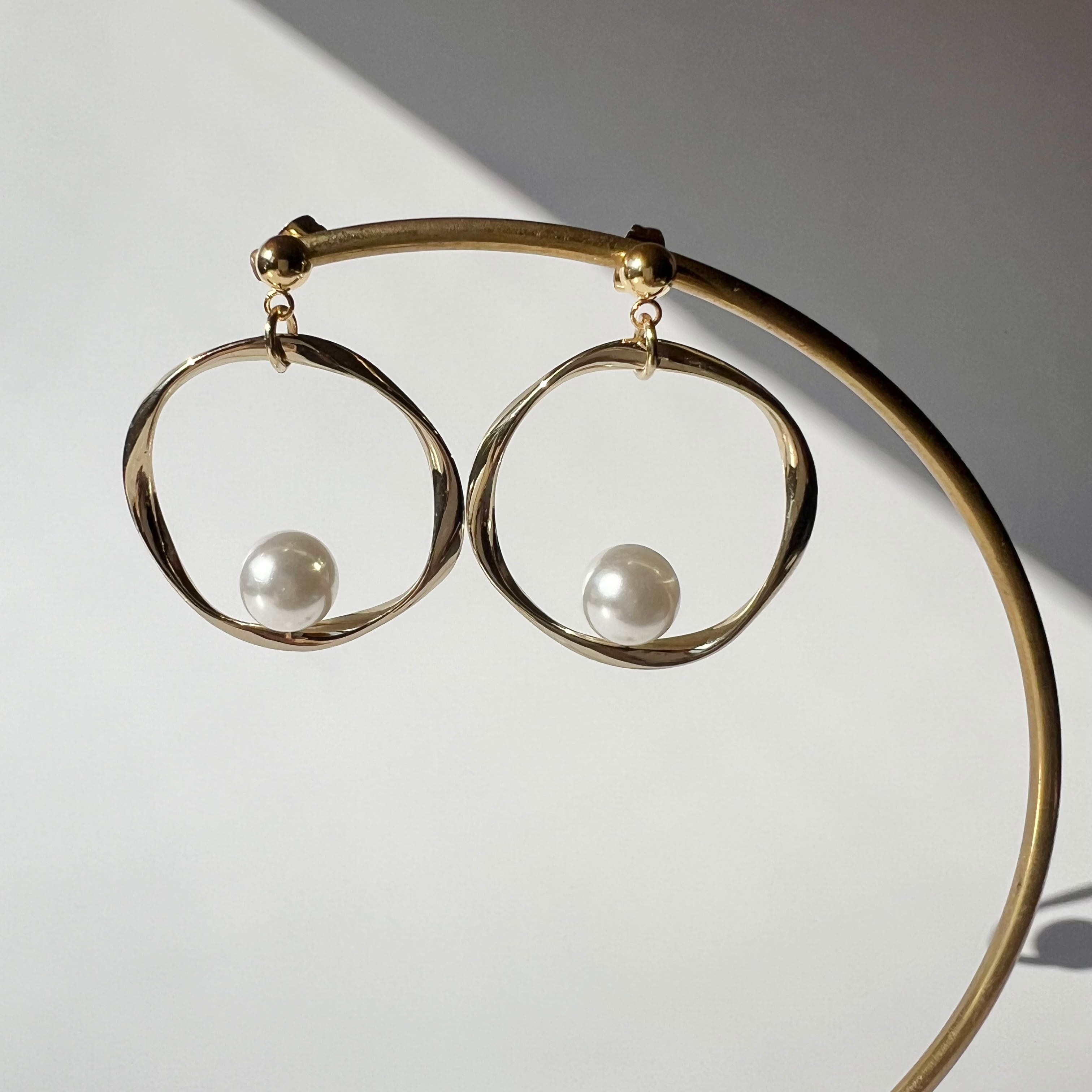 TVドラマ着用 //パールツイストフープピアス/イヤリング【サージカル