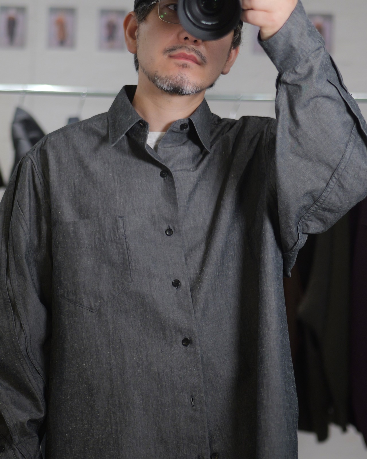 予約販売 | i’m here : - “TWIST” SLEEVE SHIRT ：Black｜ツイストスリーブ／ダンガリー素材／立体袖／大幅袋縫い／カットラインの痕跡