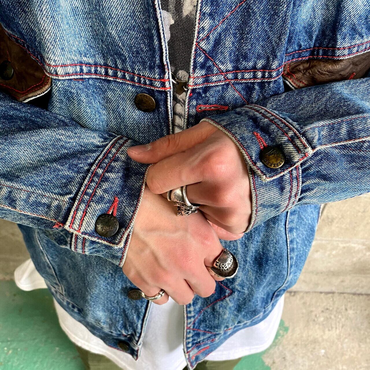 海外古着 一点物 手書き デニムジャケット クリスマス ペイント スパンコール アメリカ製 ペイント デニムジャケット – 古着屋Top of the Hill