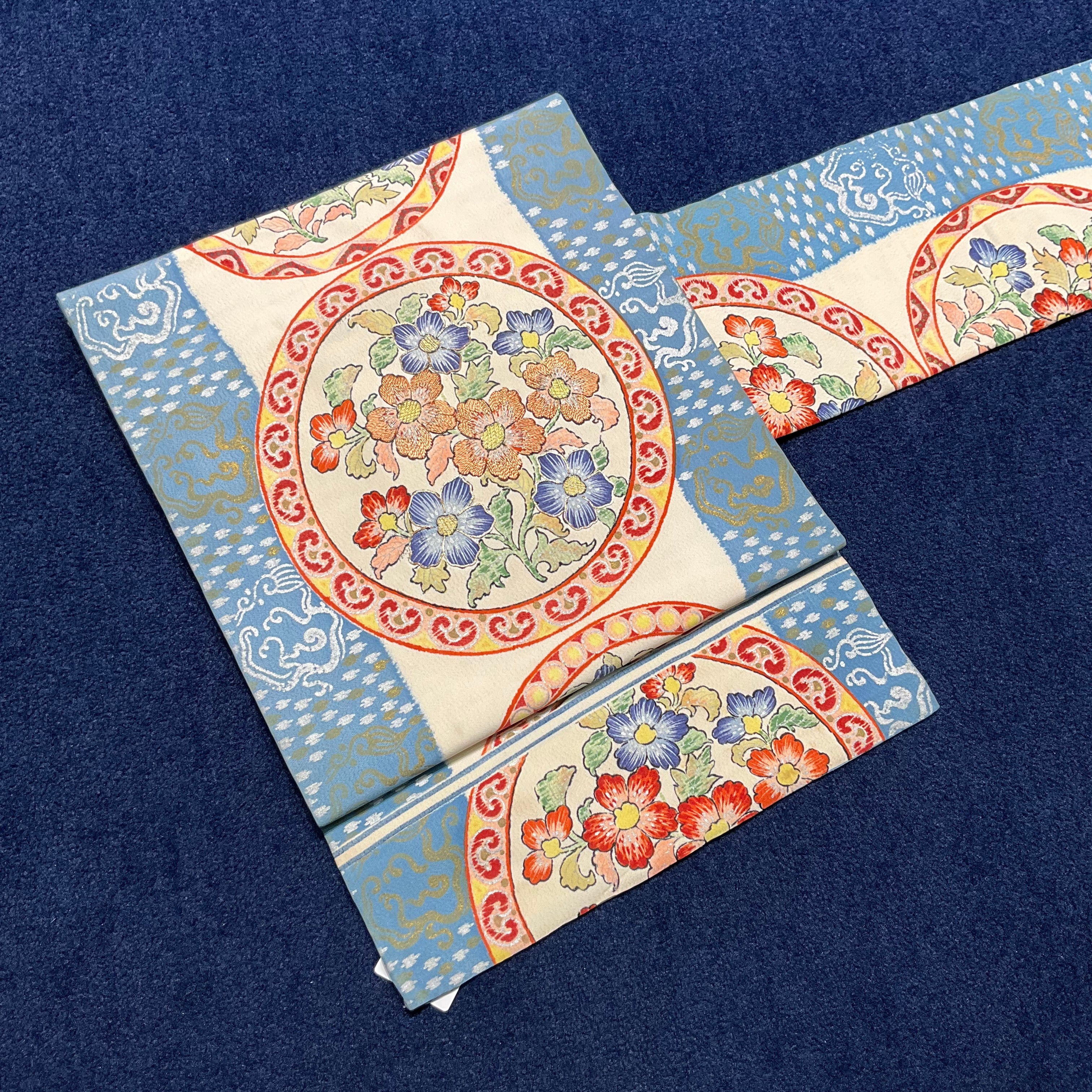異国の円窓＊水色 花 華 丸紋 紋章 オリエンタル 東洋 刺繍 染め帯