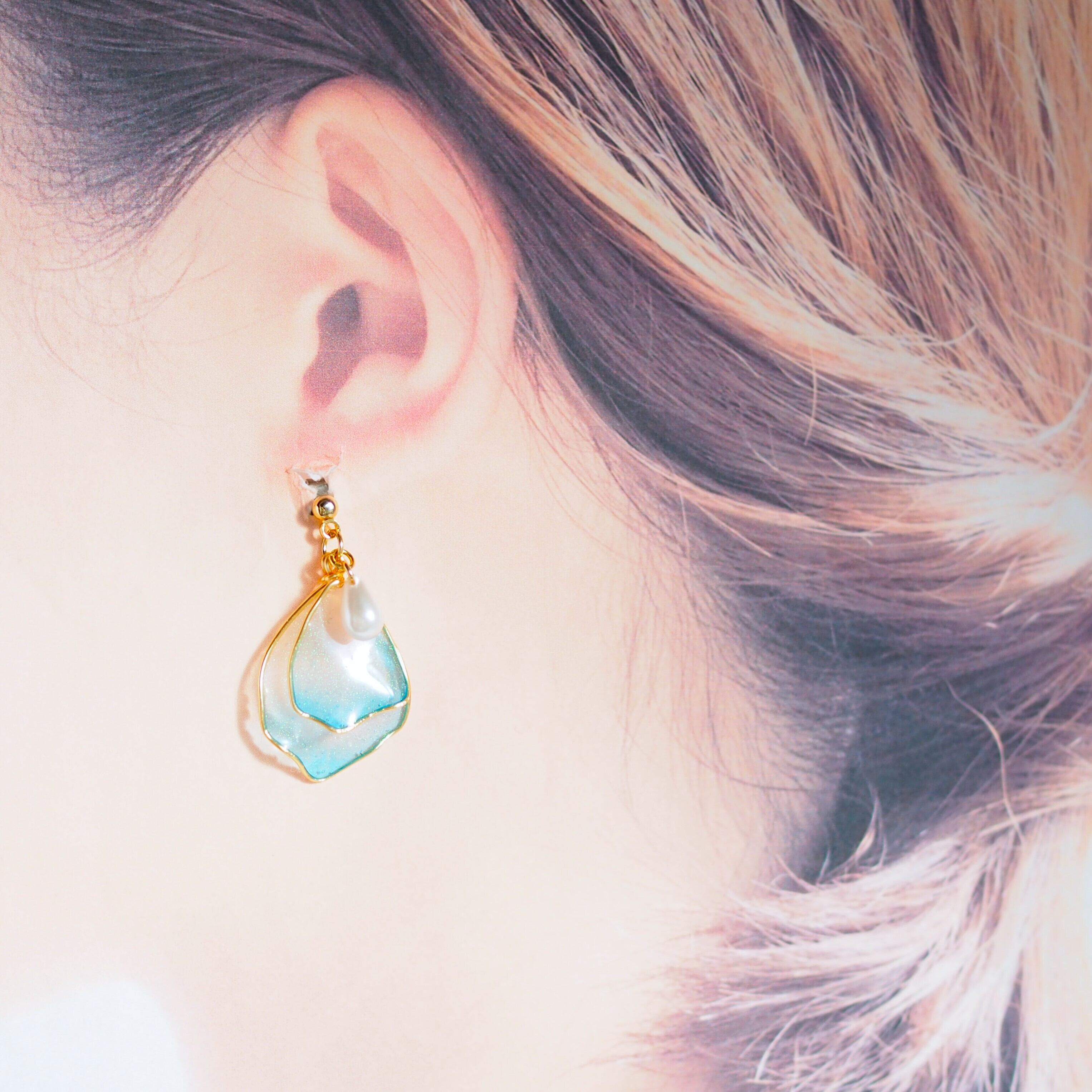 パールと花びら揺れる水色グラデーションイヤリング | Neun