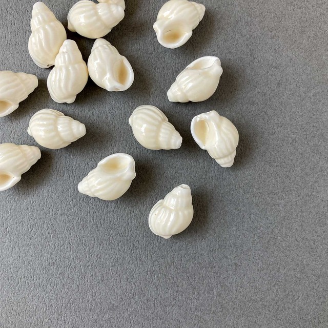 巻貝の陶器ビーズ