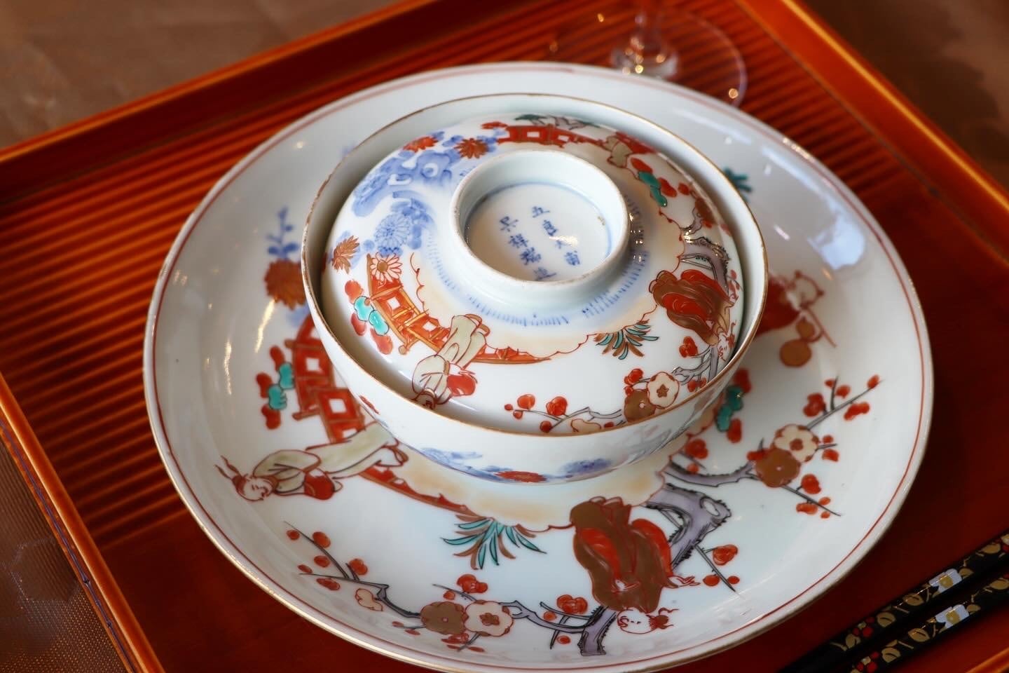 【☆希少なお品☆】【新品】伊万里焼　染付ダルマ皿松竹梅　縁起物 伊万里焼 色絵 人物松竹梅文 長皿 通りもの | (有)新原美術