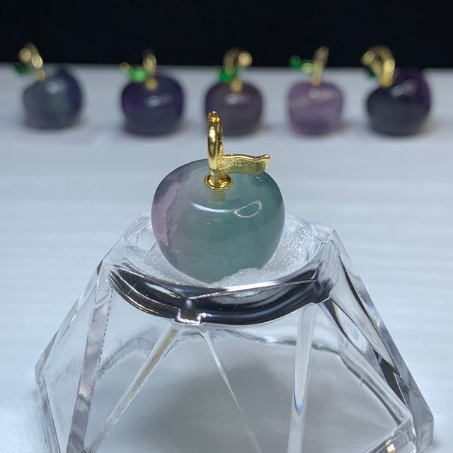 8.フローライトりんご・ペンダントトップ