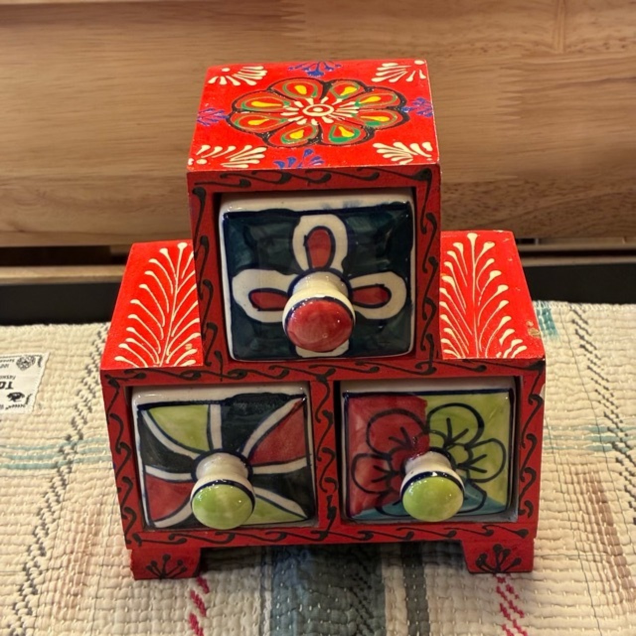 India Blue Pottery Mini 3-Drawer Unit　インド　ブルーポタリ3ドロワーチェスト　凸型　レッド　引き出し　置物　玄関収納　メヘンディアート　鍵入れ　印鑑入れ　ハンドメイド