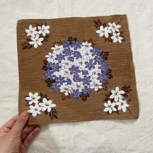 茶色に花模様の布