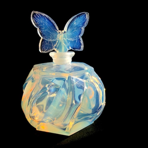 蝶のオパールセントガラスの香水瓶