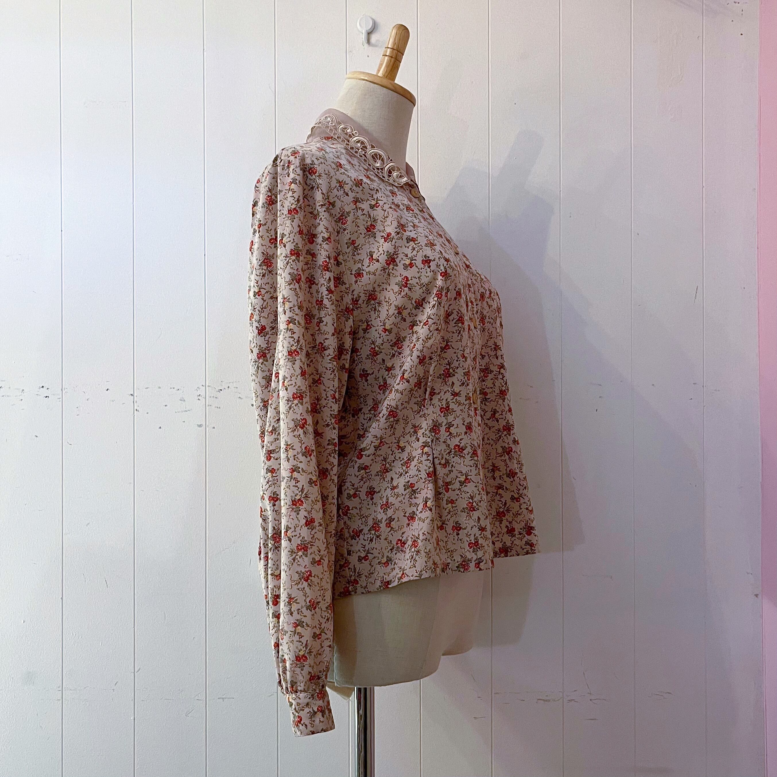 flower wood button blouse