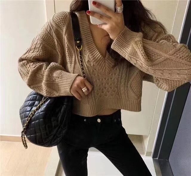 ショート丈ケーブル編みニット