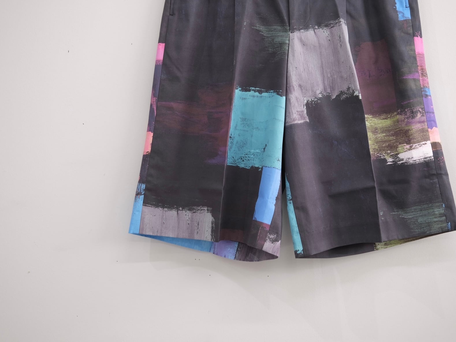 REVERBERATE” TACKED CHINO SHORTS - PATTERN - STANDARD DARK