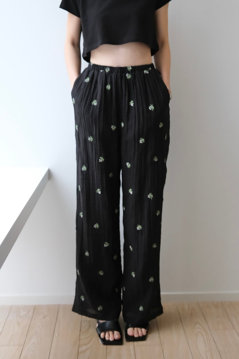 Small Floral Pattern Sheer Easy Pants フラワー刺繍シアーイージーパンツ Black