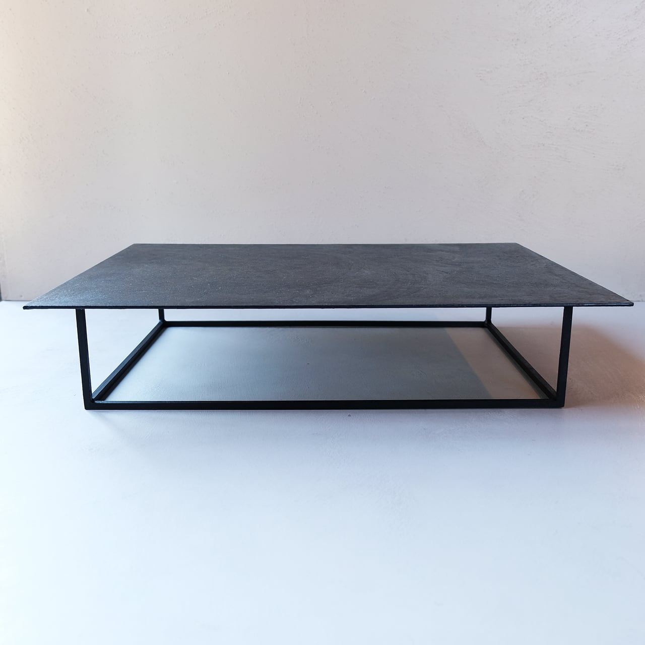 ハタノワタル Hatano Wataru 座卓 黒 | les trois entrepôts / レ