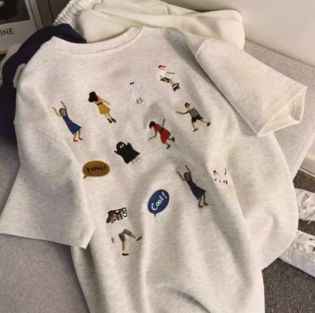 トップス レディース Tシャツ カットソー 夏服 2色 丈長 お尻隠れ 半袖 クルーネック 丸首 Uネック 襟なし SNS 映え 体型カバー 定番 着回し お揃い 色展開 カラバリあり ホワイト ブラック M L XL 2XL ゆったり カジュアル かわいい ガーリー キュート ラブリー 夏 公園デビュー 女子会 リゾート 旅行 海 プール コンサート ライブ フェス ハイキング 学生 中学生 高校生 大学生 ママ 女の子 10代 20代 30代 刺繡デザイン