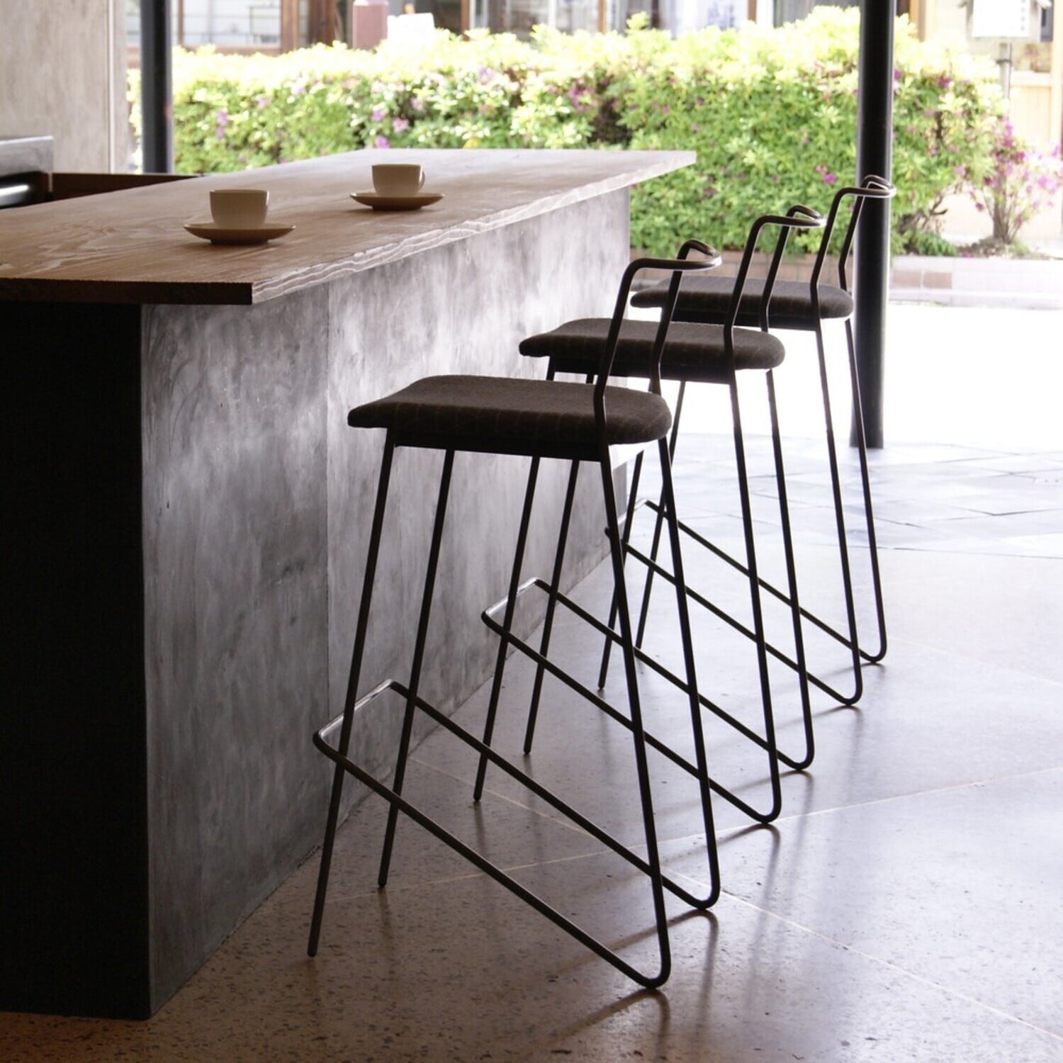 鉄が描く、ひとふで書きの美しさ。【feliceカウンターチェア730