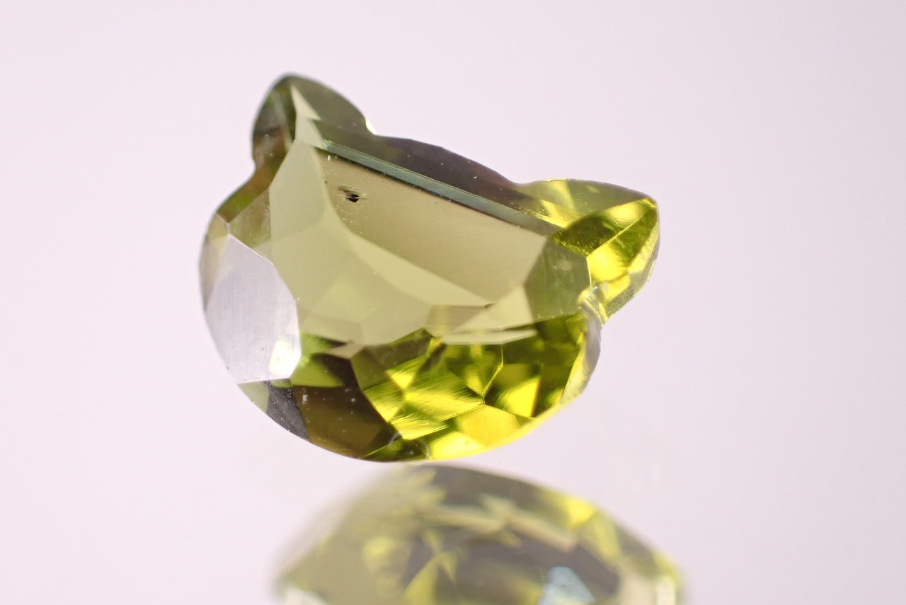 ペリドット(猫カット)　1.02ct　[D2-427]