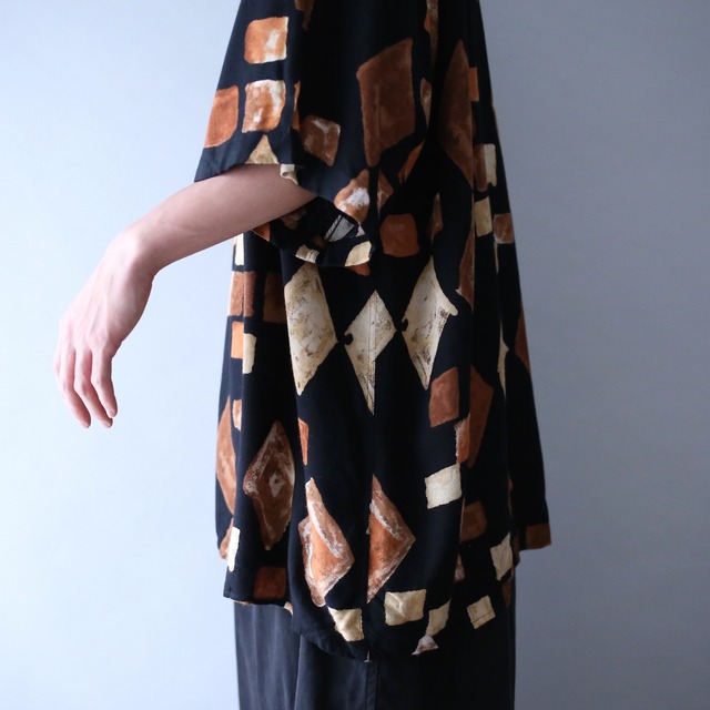 black base modern art pattern loose h/s shirt（made in italy）