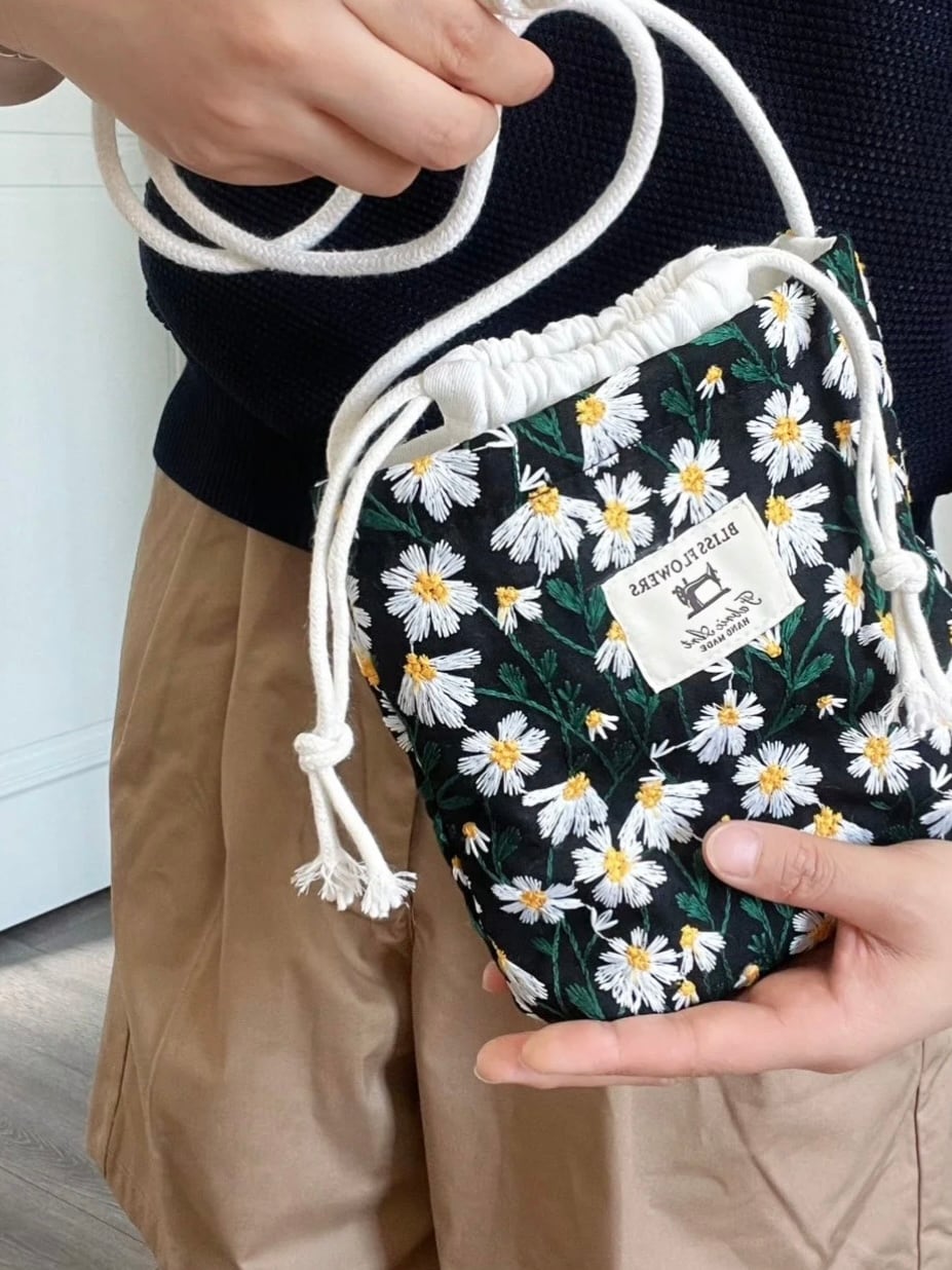 予約販売｝【デイジー刺繍の巾着スマホショルダー】コットンリネン生地