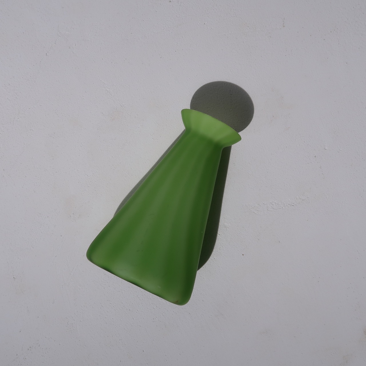 マットグリーンの一輪挿し