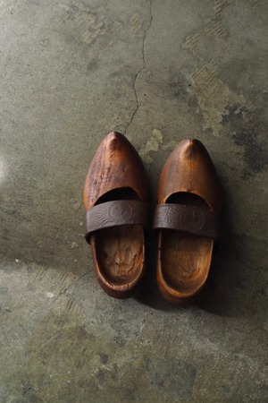 ストラップ木靴-antique pair wood shoes