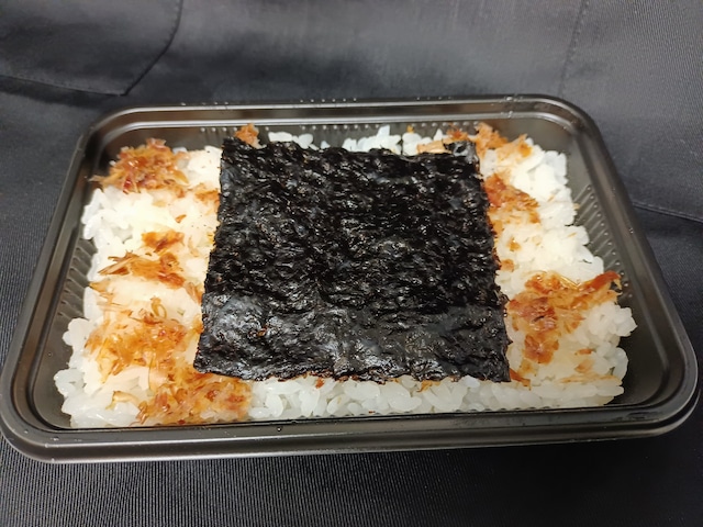 黒（海苔と鰹節）ごはん＋おかず＆サラダ　700円（税込）