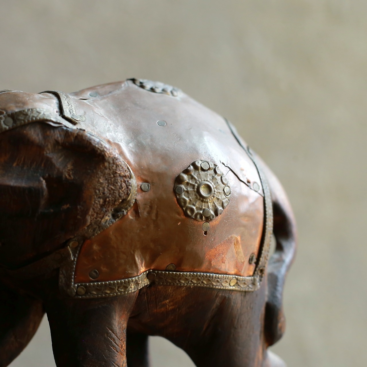 楽しげに玉乗りをする、味わい深い象