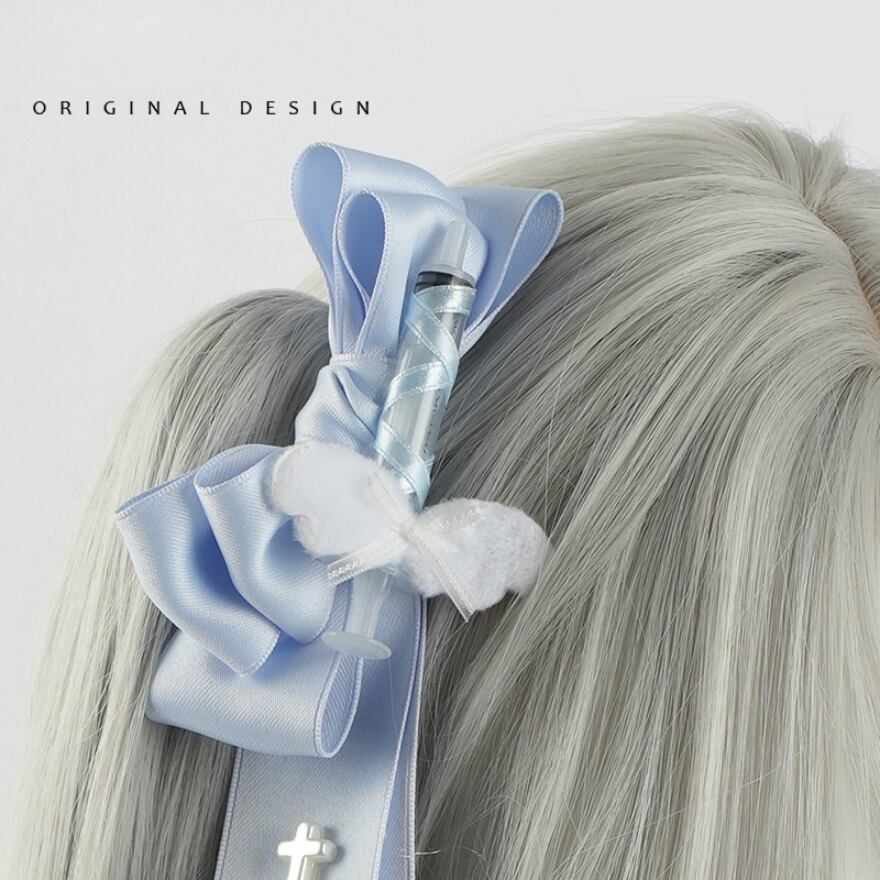 天使界隈を彩る透明感|注射器と十字架が映える、あざとかわいいリボン