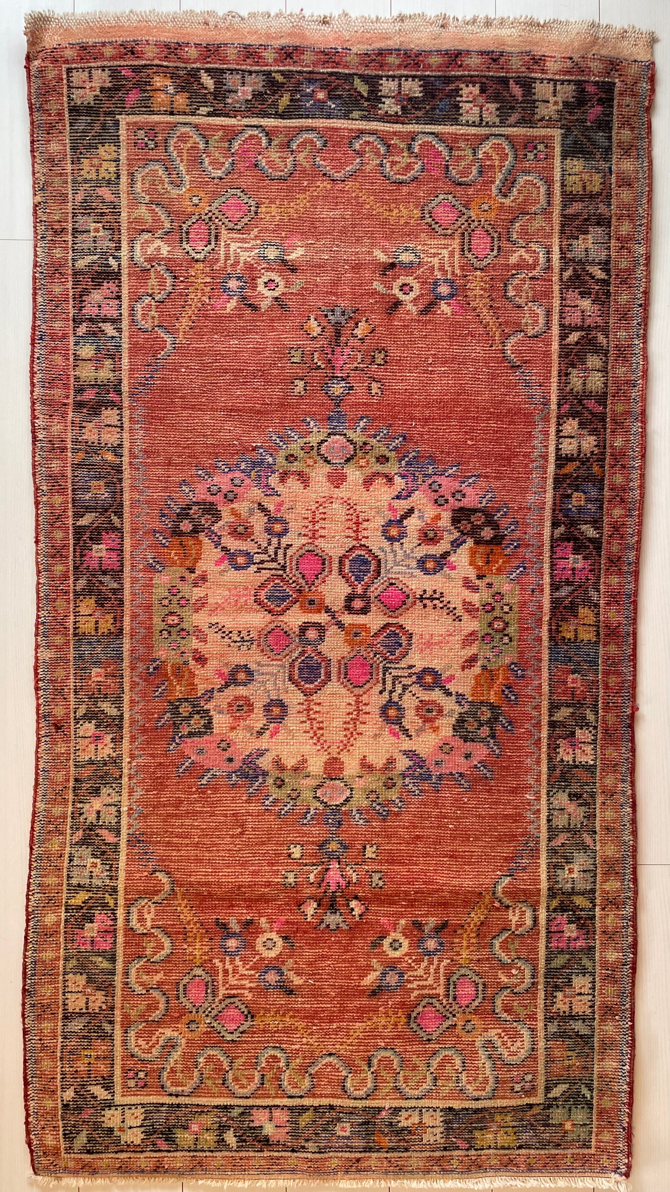 トルコ絨毯【デニズリ(ギュネイ)・50歳程・89×169cm】 | The Souq