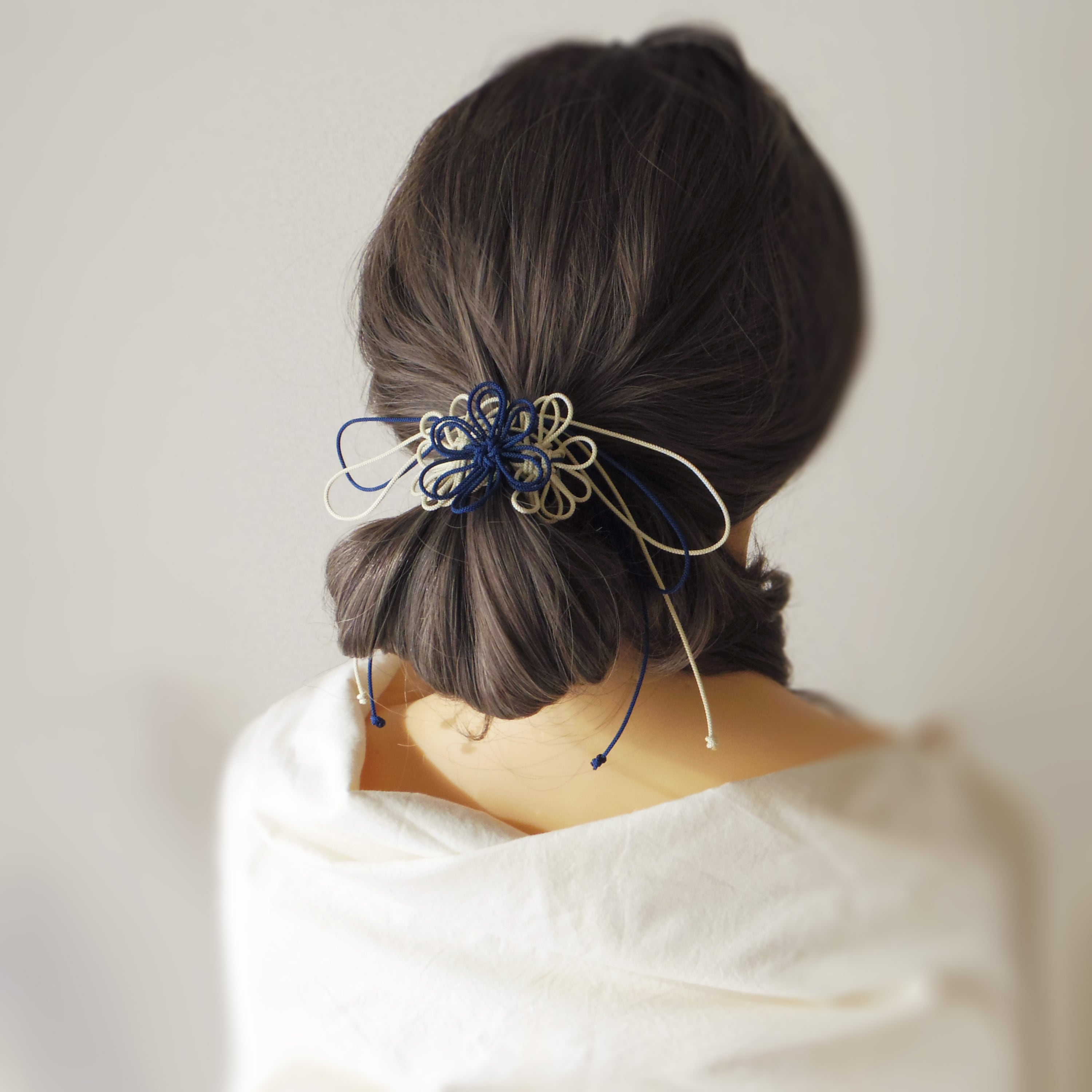 ヘアゴム「色ハ陽ニ冴エ」(濃青×アイボリー)