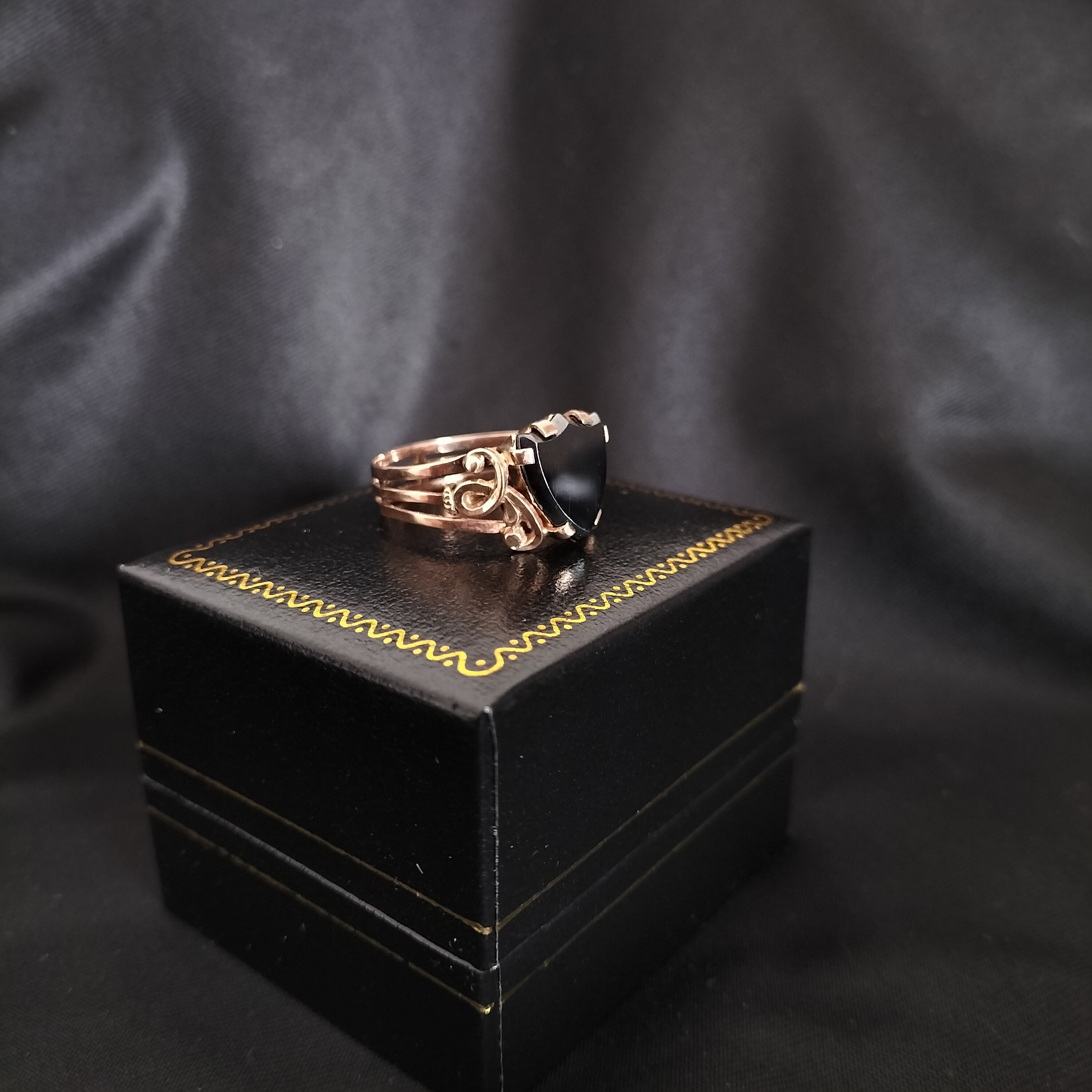 Antique c.1910年 German 8ct Gold Hematite Shield Ring | Antico
