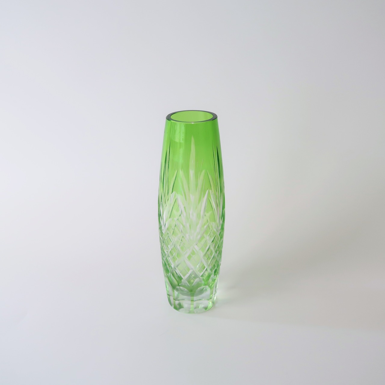 蛍光グリーンの切子花瓶