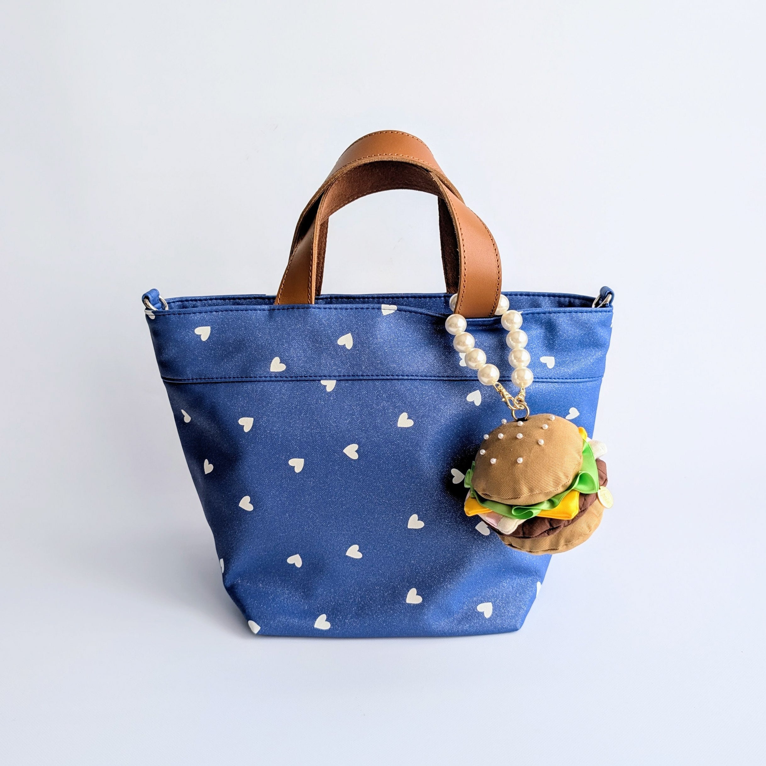 チャーム付き Kiraraポケット充実バッグ（ブルー×ホワイトハート）