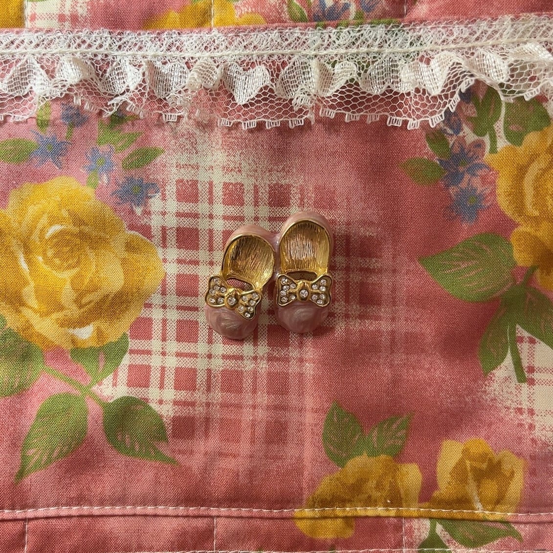 pink ribbon shoes brooch