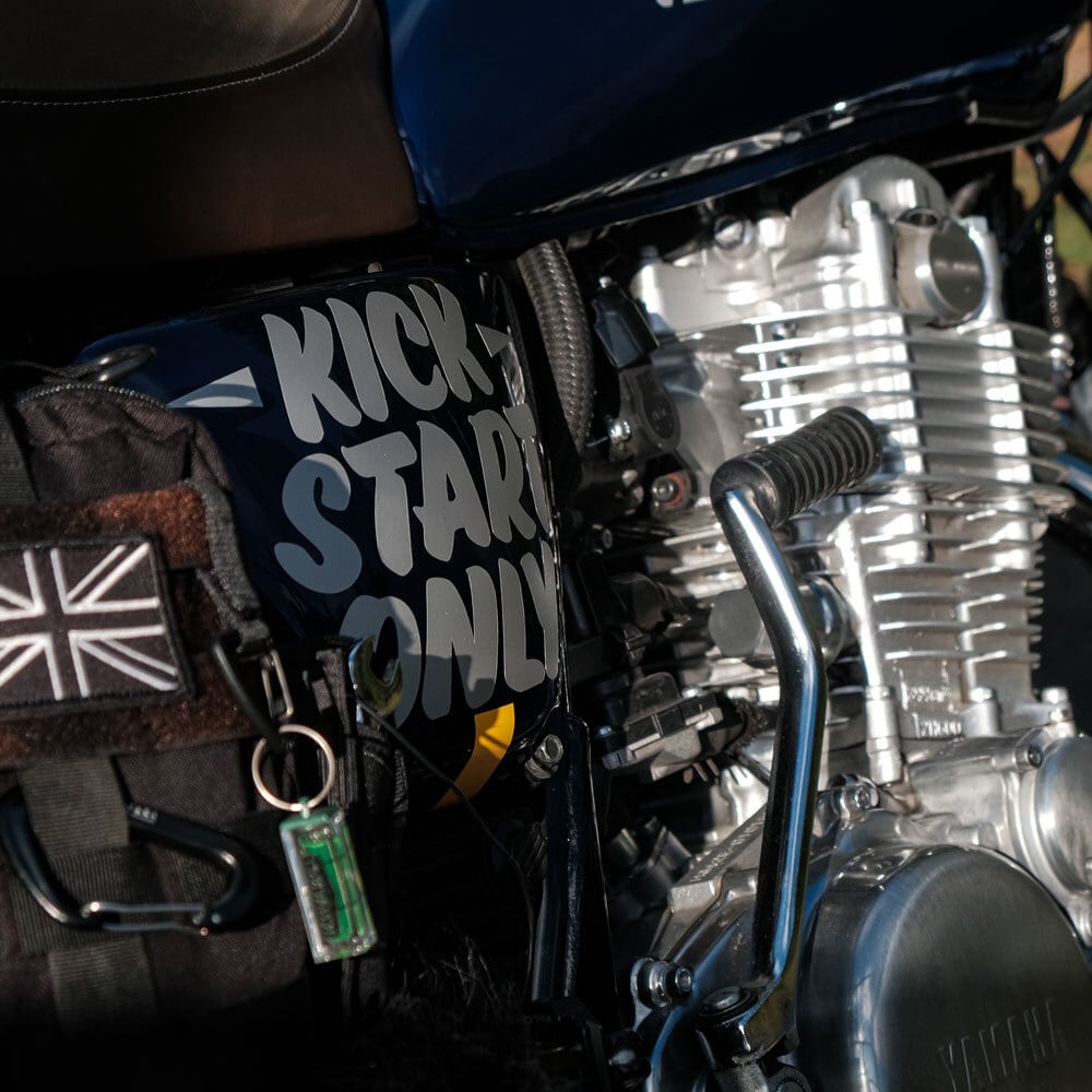 片方のみ]YAMAHA SR400 サイドカバー カスタムデカール no.2 Kick