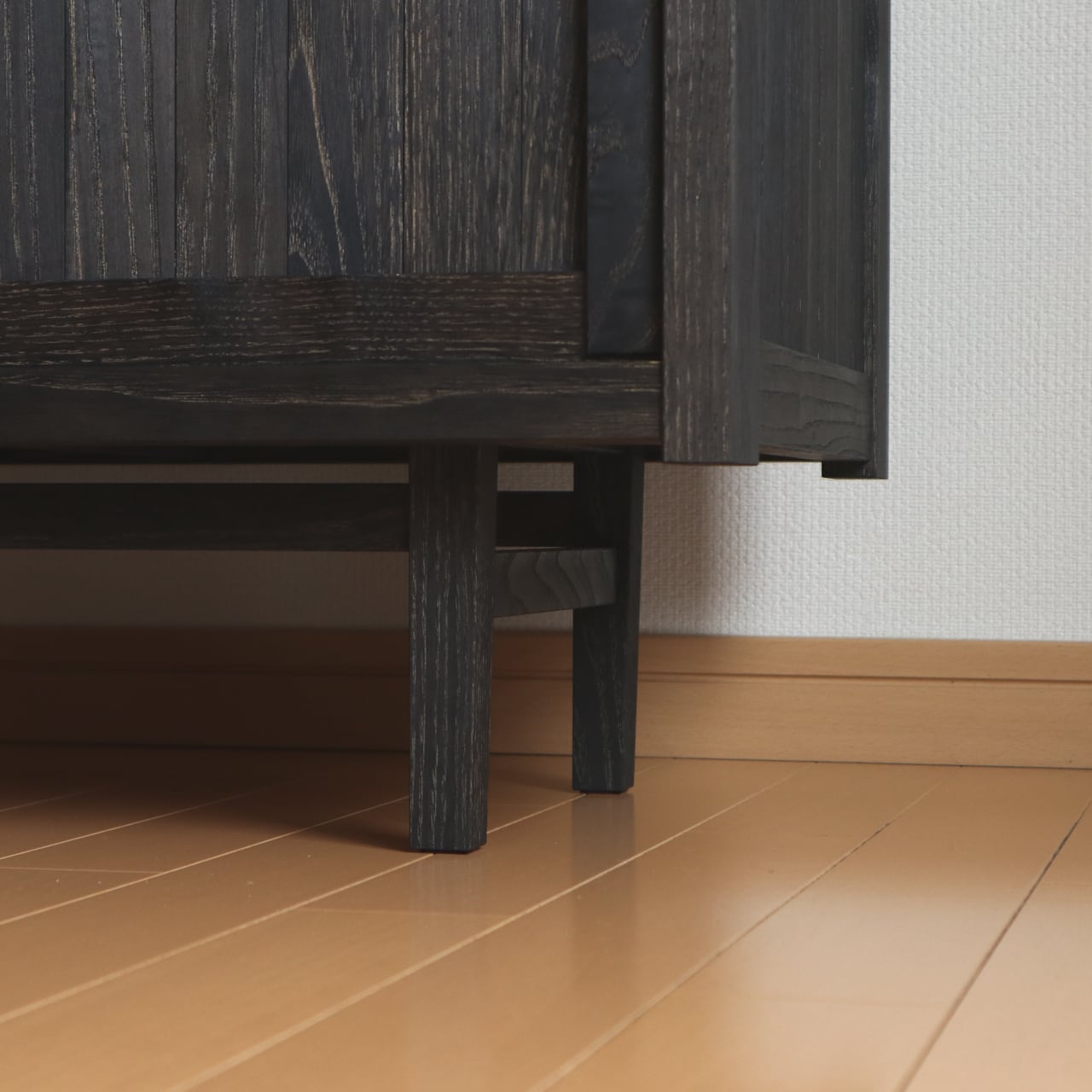 栗の引戸キャビネット 無垢板 黒染め | オバタ家具店