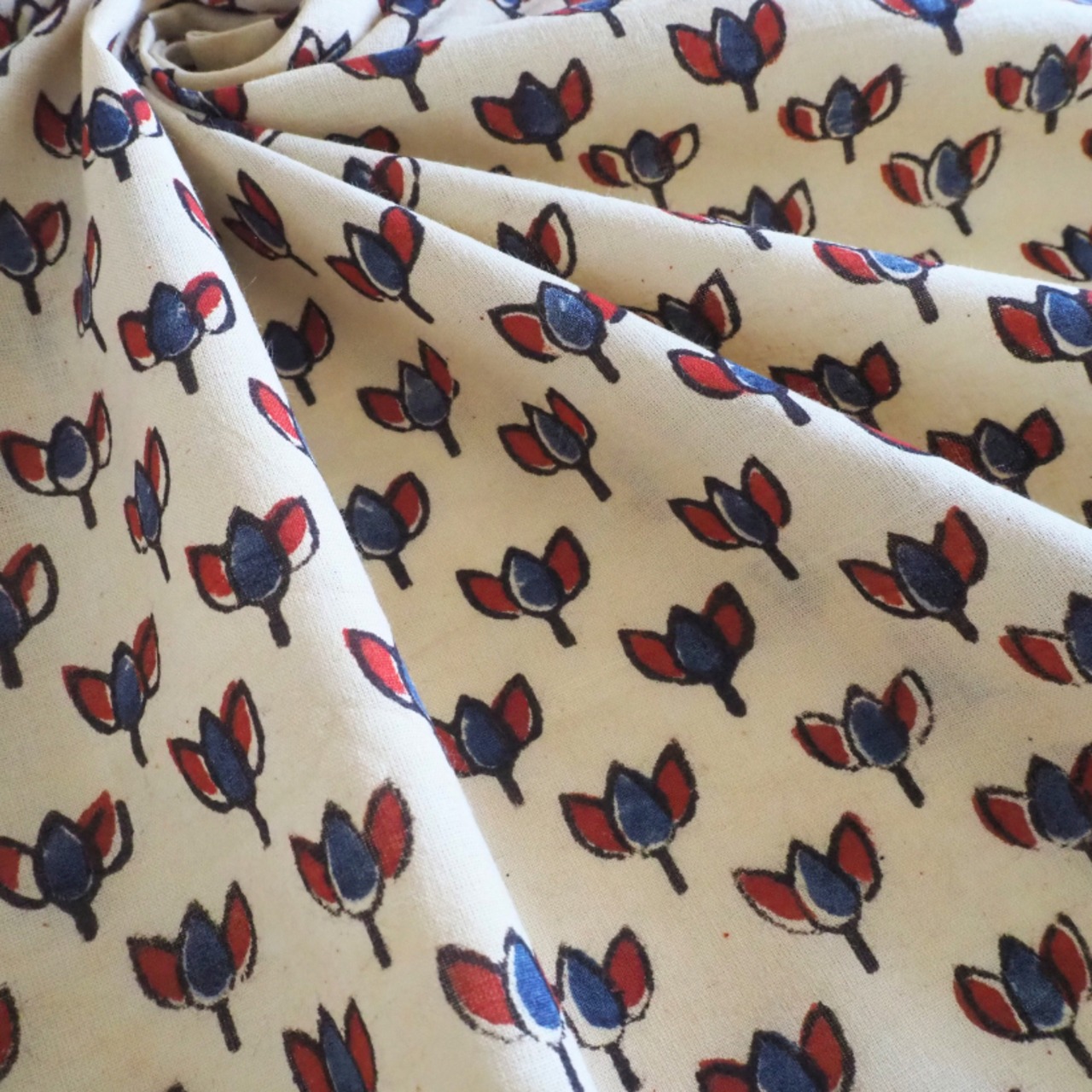 ブロックプリント生地【50cm単位】インド綿  花柄 生成り×赤×青 #58110-WT1