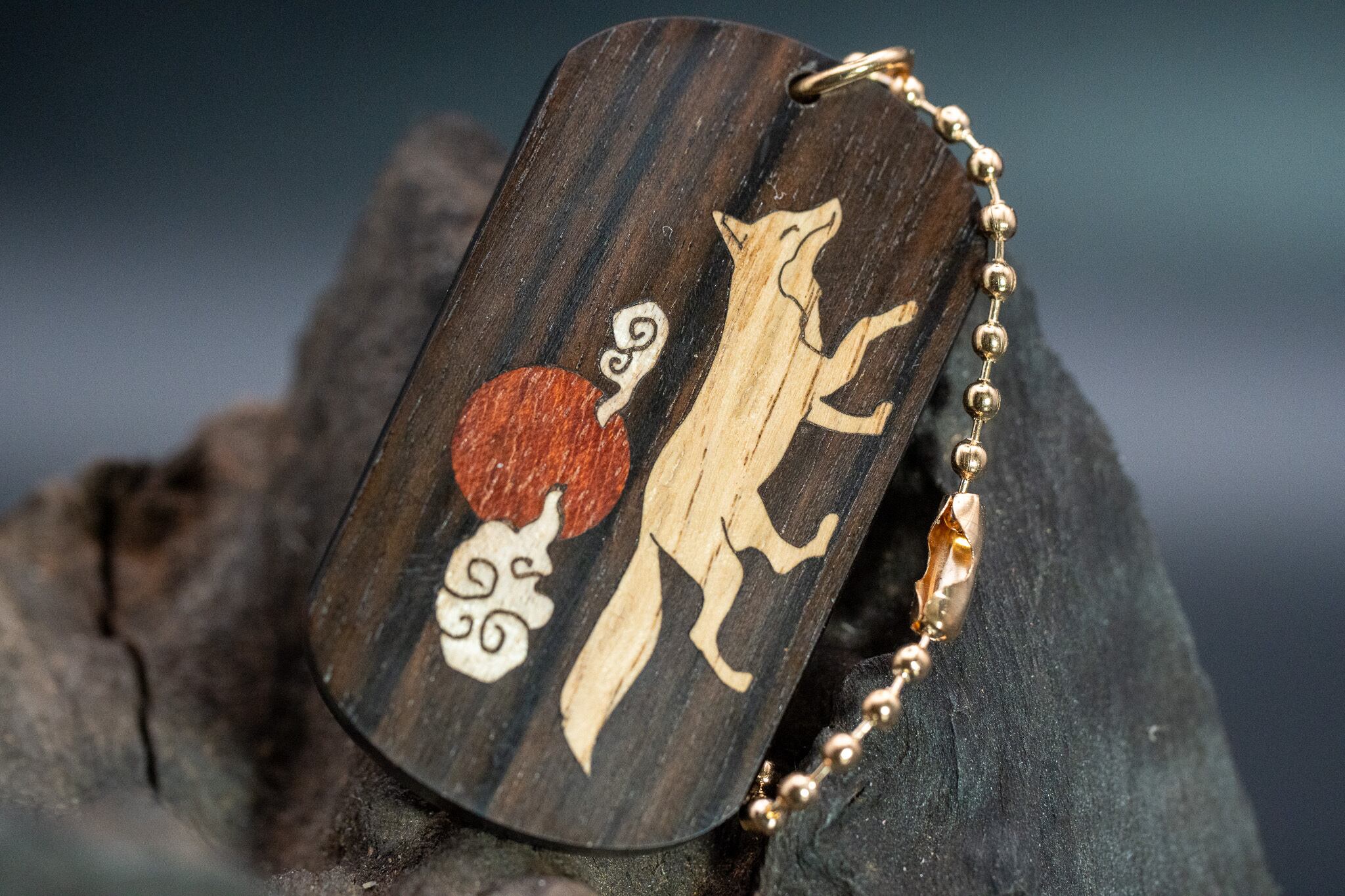 【 褐色と漆黒の縞模様 】 縞黒檀 ドッグタグ 象嵌 十五夜きつね