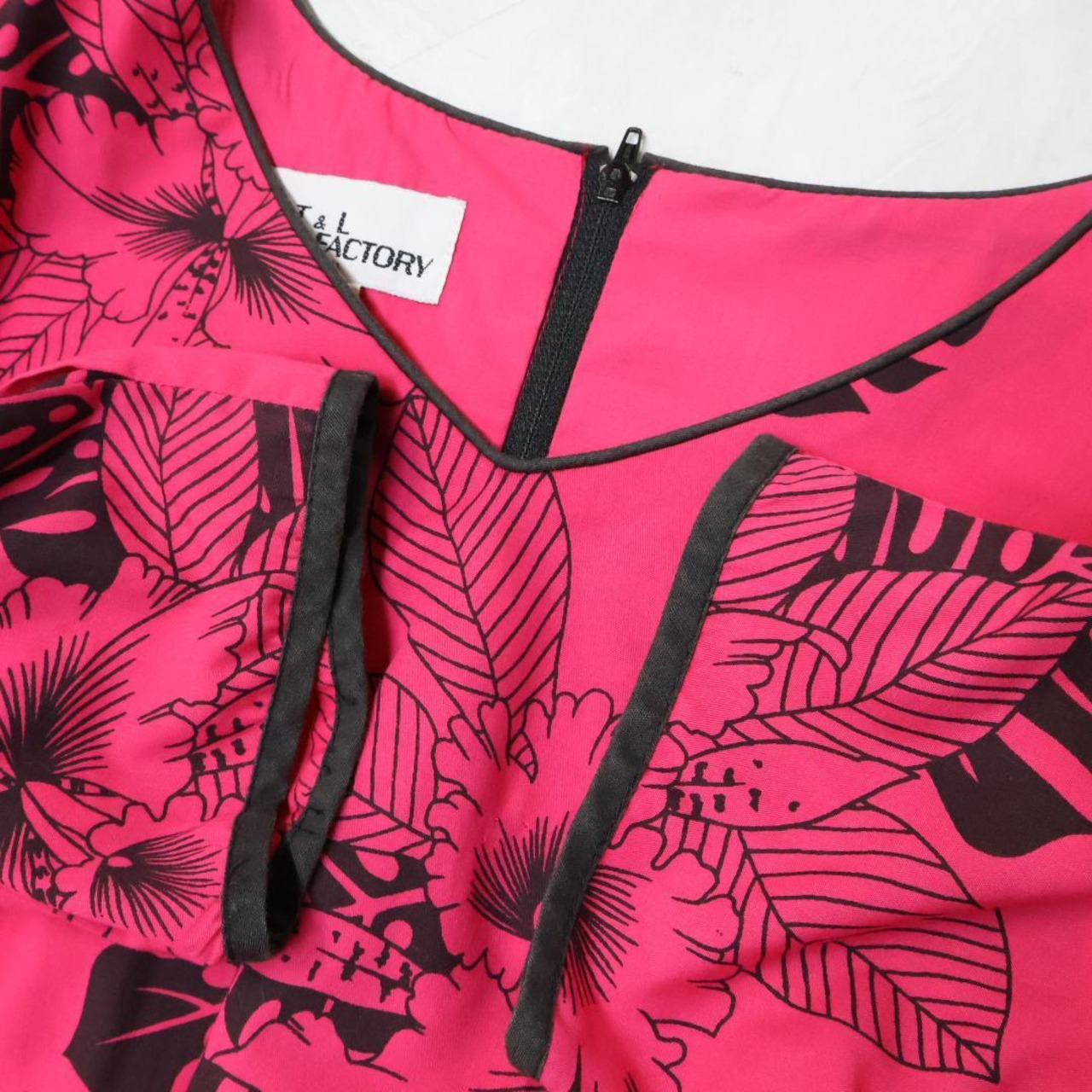 【フラダンス衣装】ピンク T&L MUUMUU FACTORY ワンピース ドレス モンステラ柄 花柄 黒 ブラック 鮮やか 華やか かわいい